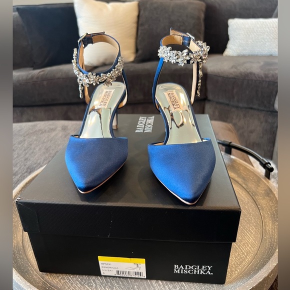 Badgley Mischka Esmeralda
Embellished Pointed Toe Royal Blue Silk pump h… - Picture 3 of 12
